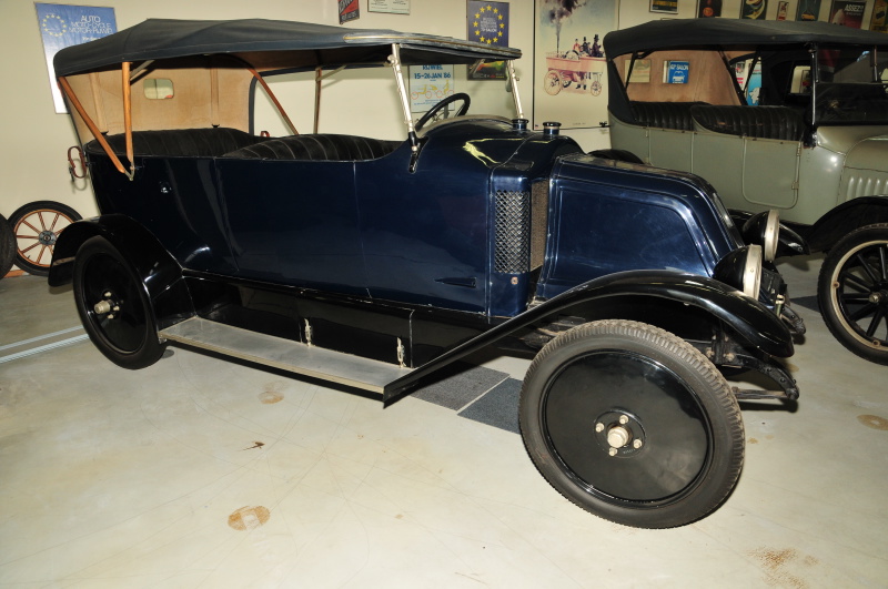 Flush wheel cover on 1921 Renault