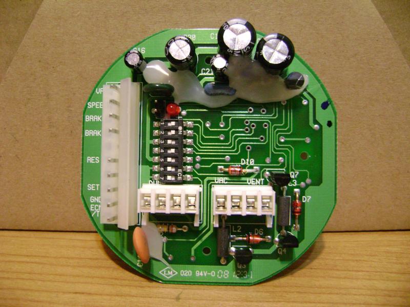 This is the circuit board for the Audiovox CCS-100 removed from the vacuum servo motor. Note that theres a 7 DIP Switch for adjusting the settings.